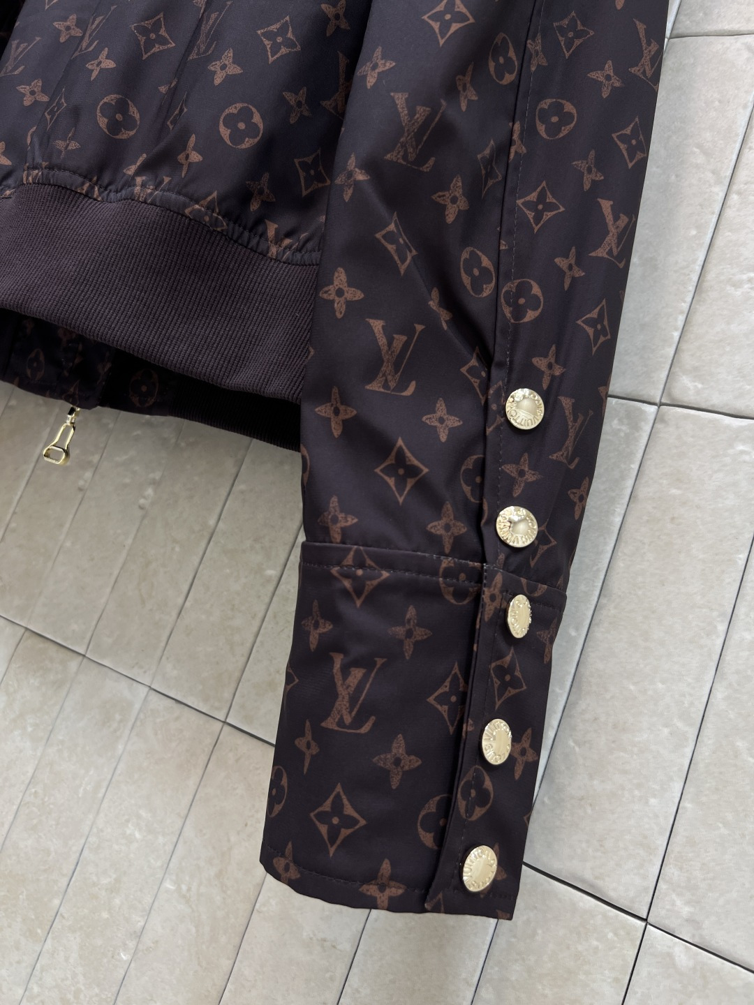 L家 25秋冬新款 老花印花棒球服夹克外套 两个颜色都很好看 罗纹领拼接 棒球服夹克版型 上身帅气又时髦