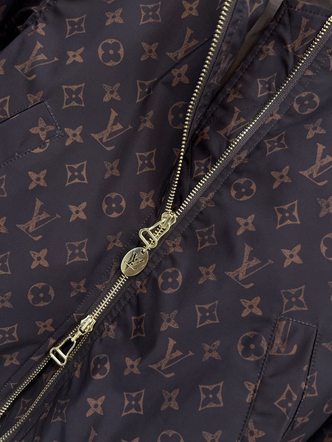 L家 25秋冬新款 老花印花棒球服夹克外套 两个颜色都很好看 罗纹领拼接 棒球服夹克版型 上身帅气又时髦