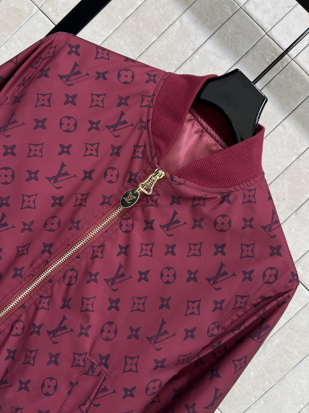 L家 25秋冬新款 老花印花棒球服夹克外套 两个颜色都很好看 罗纹领拼接 棒球服夹克版型 上身帅气又时髦