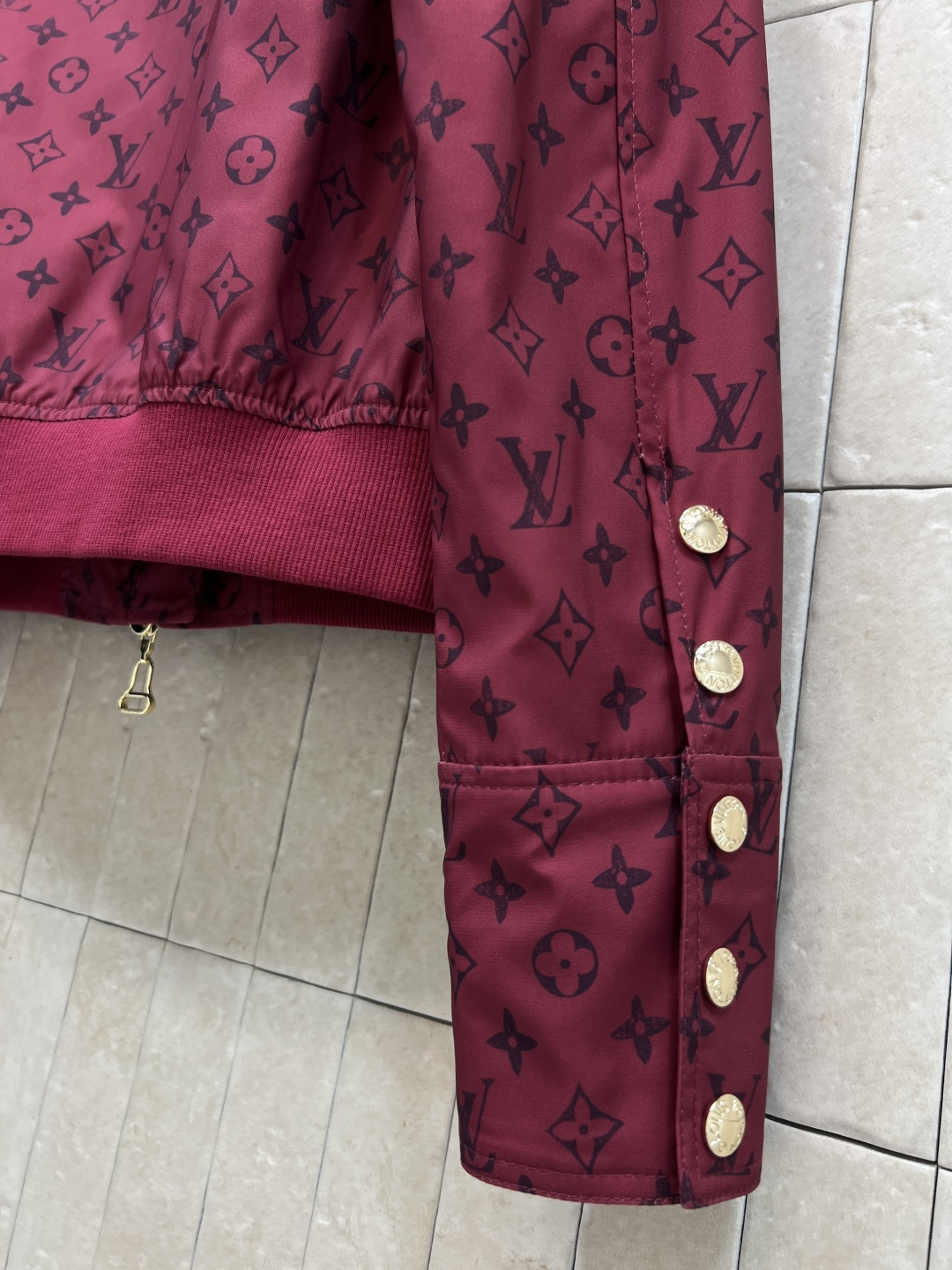 L家 25秋冬新款 老花印花棒球服夹克外套 两个颜色都很好看 罗纹领拼接 棒球服夹克版型 上身帅气又时髦