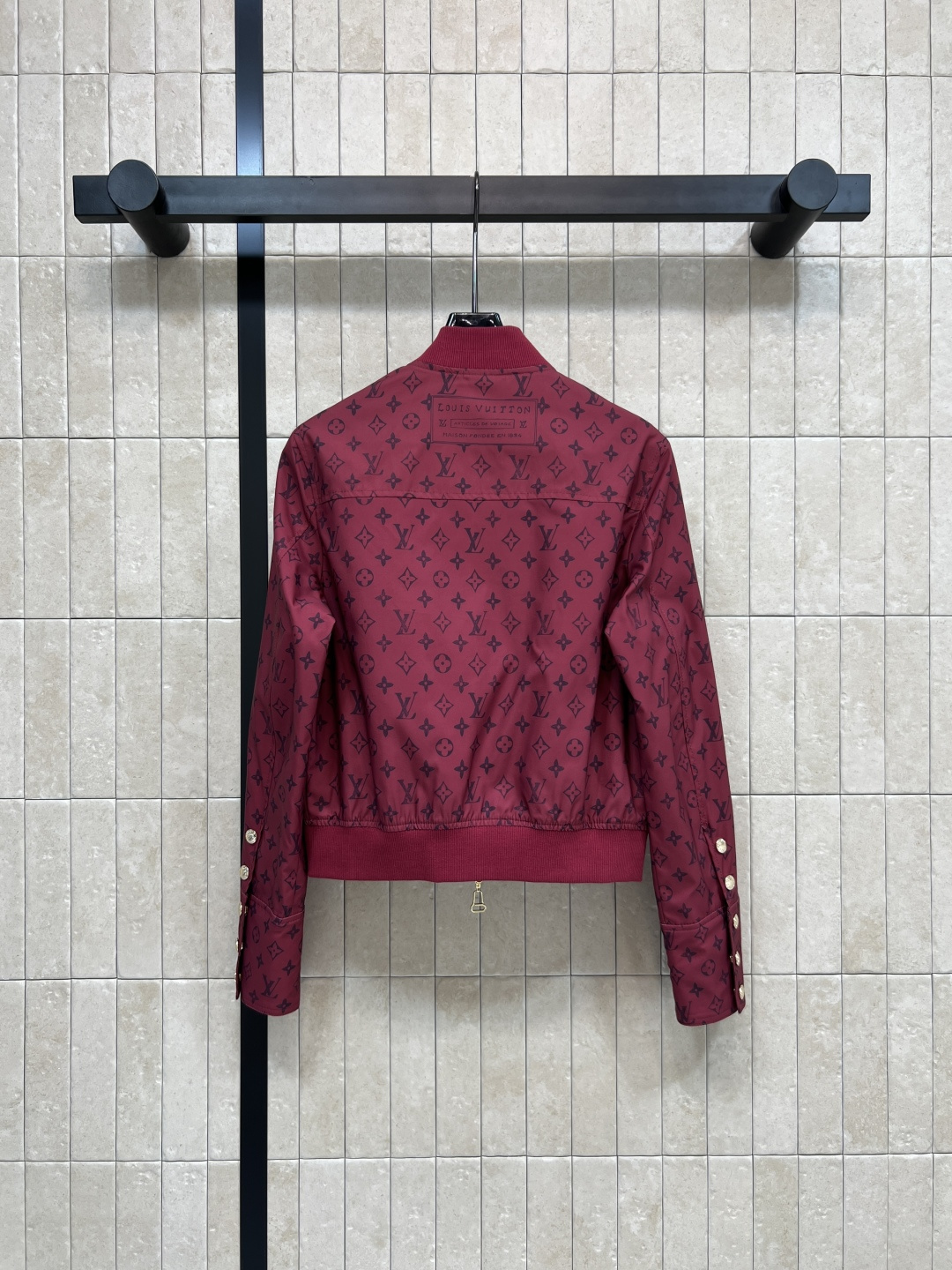 L家 25秋冬新款 老花印花棒球服夹克外套 两个颜色都很好看 罗纹领拼接 棒球服夹克版型 上身帅气又时髦