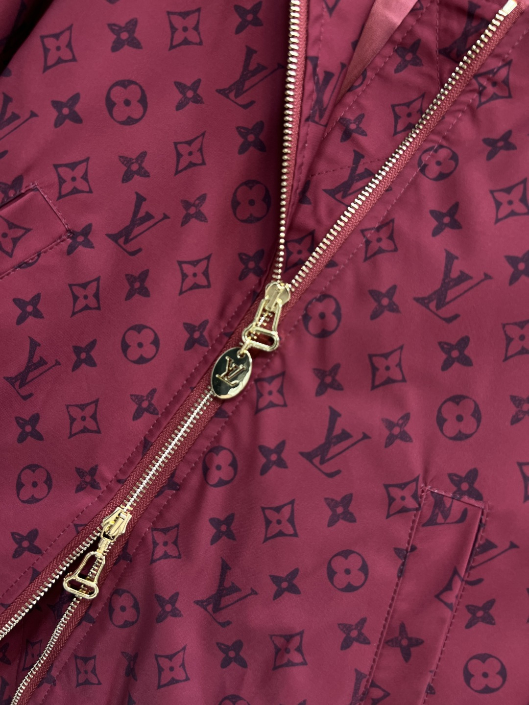 L家 25秋冬新款 老花印花棒球服夹克外套 两个颜色都很好看 罗纹领拼接 棒球服夹克版型 上身帅气又时髦