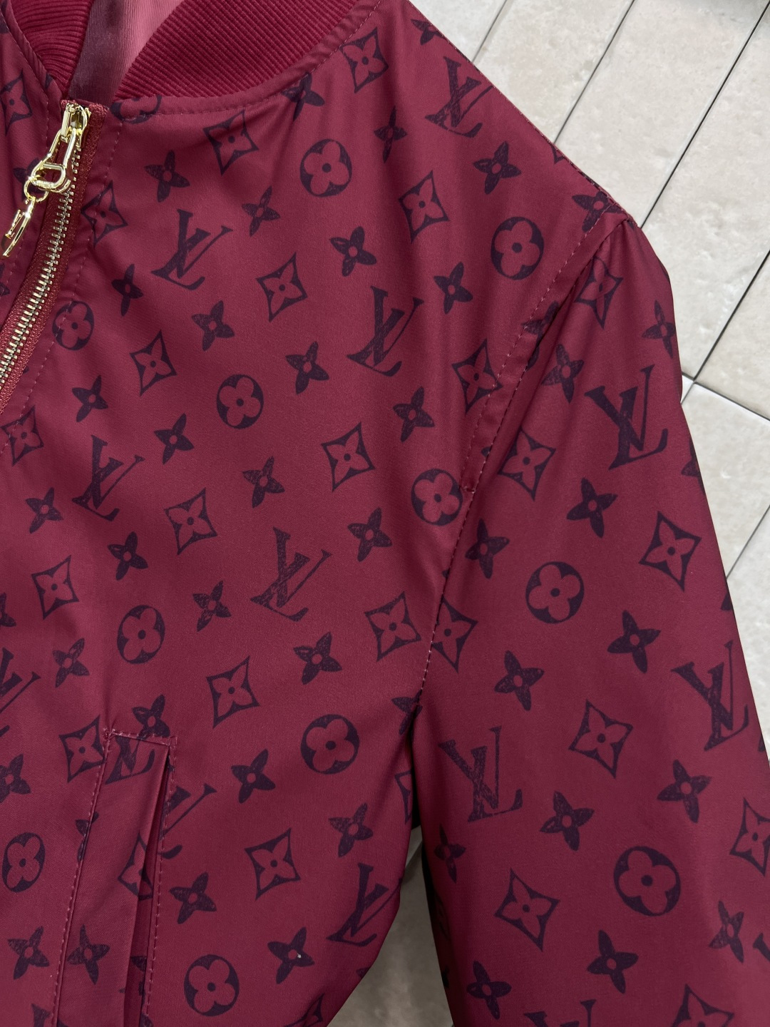 L家 25秋冬新款 老花印花棒球服夹克外套 两个颜色都很好看 罗纹领拼接 棒球服夹克版型 上身帅气又时髦