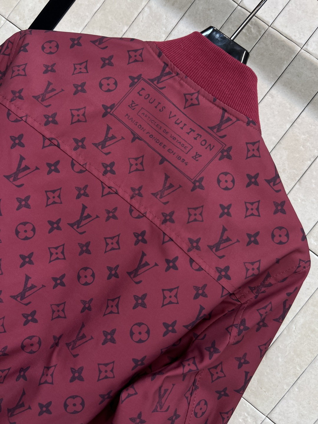 L家 25秋冬新款 老花印花棒球服夹克外套 两个颜色都很好看 罗纹领拼接 棒球服夹克版型 上身帅气又时髦