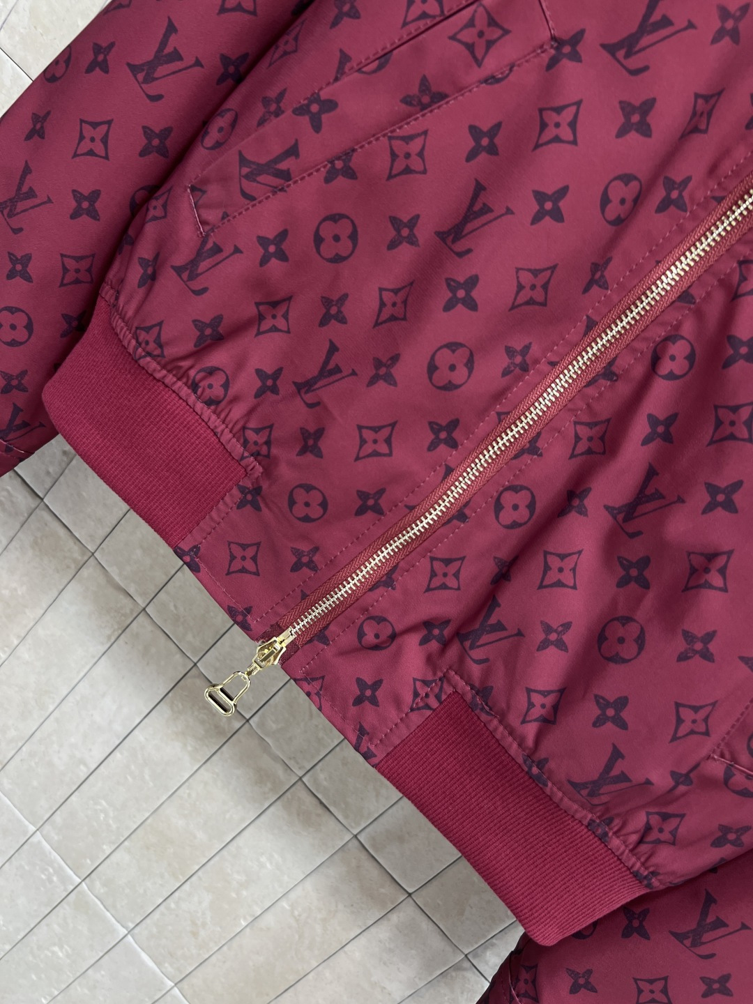 L家 25秋冬新款 老花印花棒球服夹克外套 两个颜色都很好看 罗纹领拼接 棒球服夹克版型 上身帅气又时髦