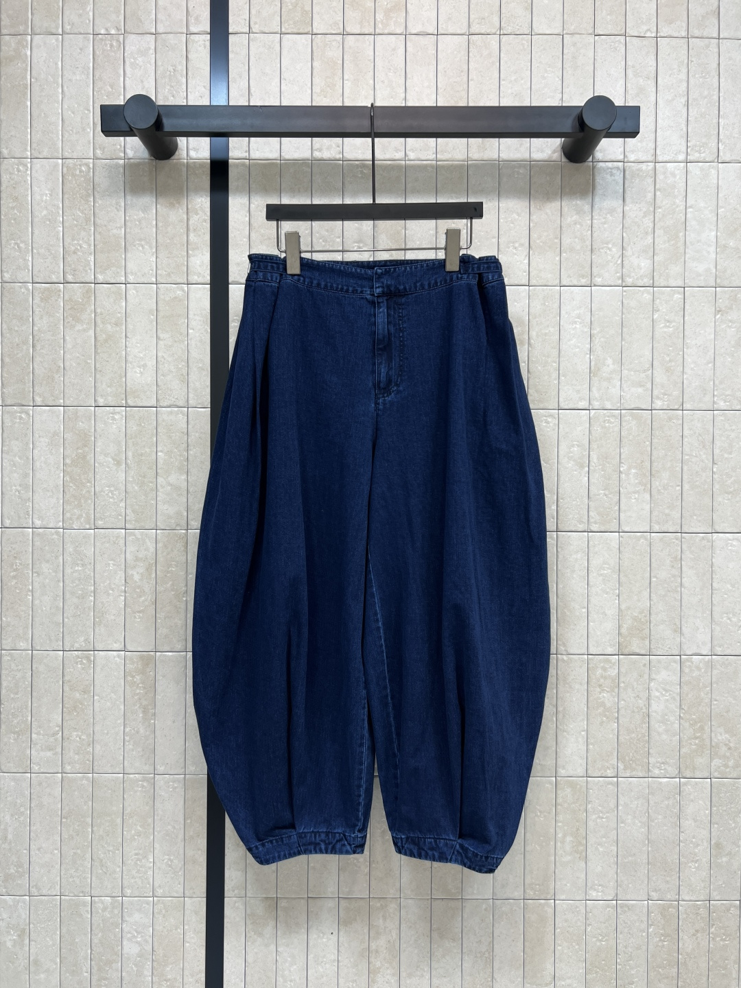 NO:549337,LW Home 25 autumn and winter new styles, retro denim scimitar wide-leg pants, retro denim washing fabric, excellent texture, slimming artifact, wide-leg scimitar pants, super beautiful upper body, nostalgic retro washing, fashionable and high-end tuning, original custom-made perfect pants, huge slimming, workmanship quality, details, one color, four-code Size/S-M-L-XL,,alexander wang19860909LW家 25秋冬新款 复古牛仔弯刀阔腿裤 复古牛仔洗水面料 质感超赞 显瘦神器阔腿弯刀裤型上身超好看 怀旧复古洗水时髦又高级的调调 原版定制完美裤型上身巨显瘦 做工品质看细节 一色四码Size/S-M-L-XL,,alexander wang,Women's clothing