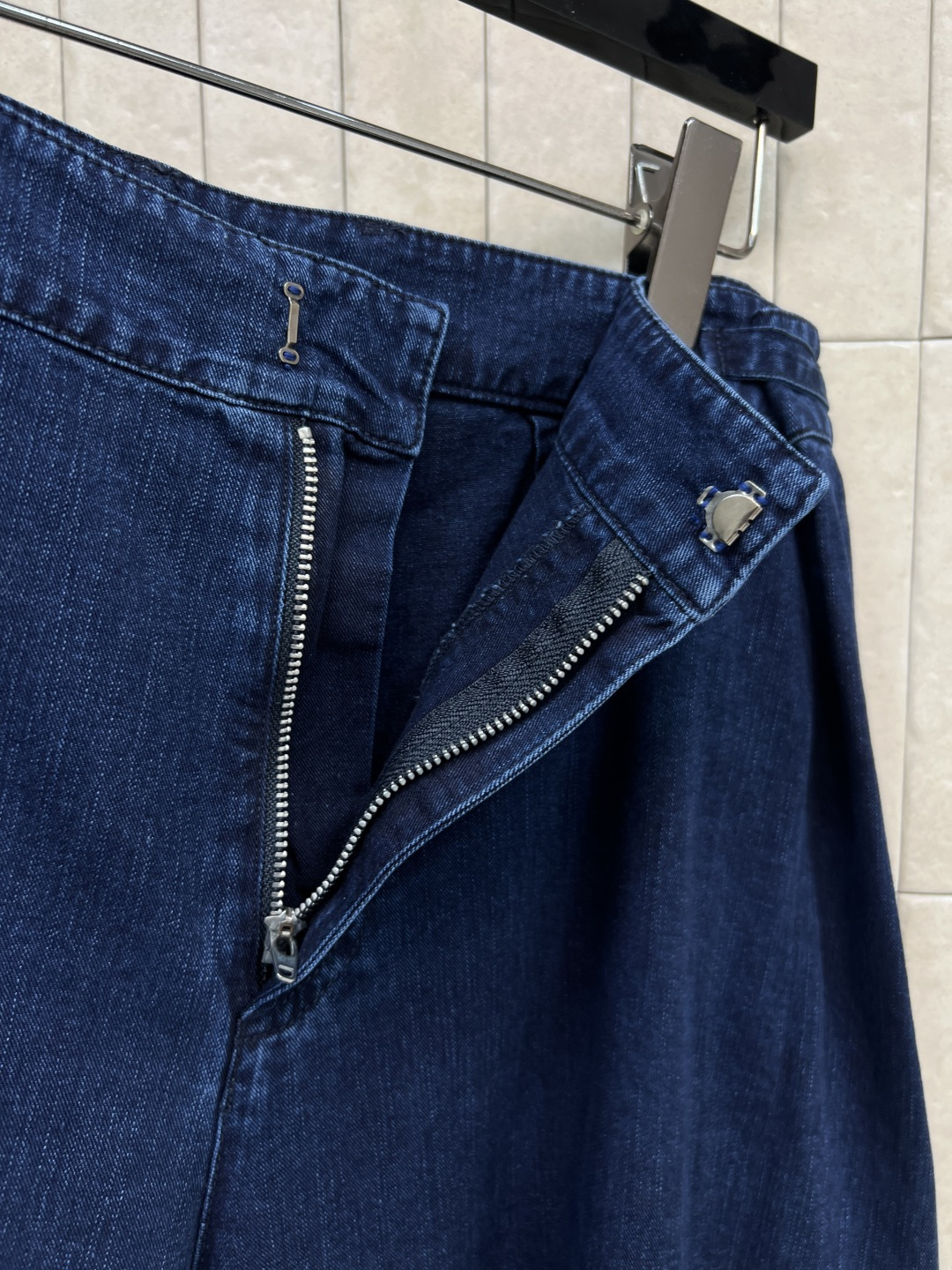 LW家 25秋冬新款 复古牛仔弯刀阔腿裤 复古牛仔洗水面料 质感超赞 显瘦神器阔腿弯刀裤型上身超好看 怀