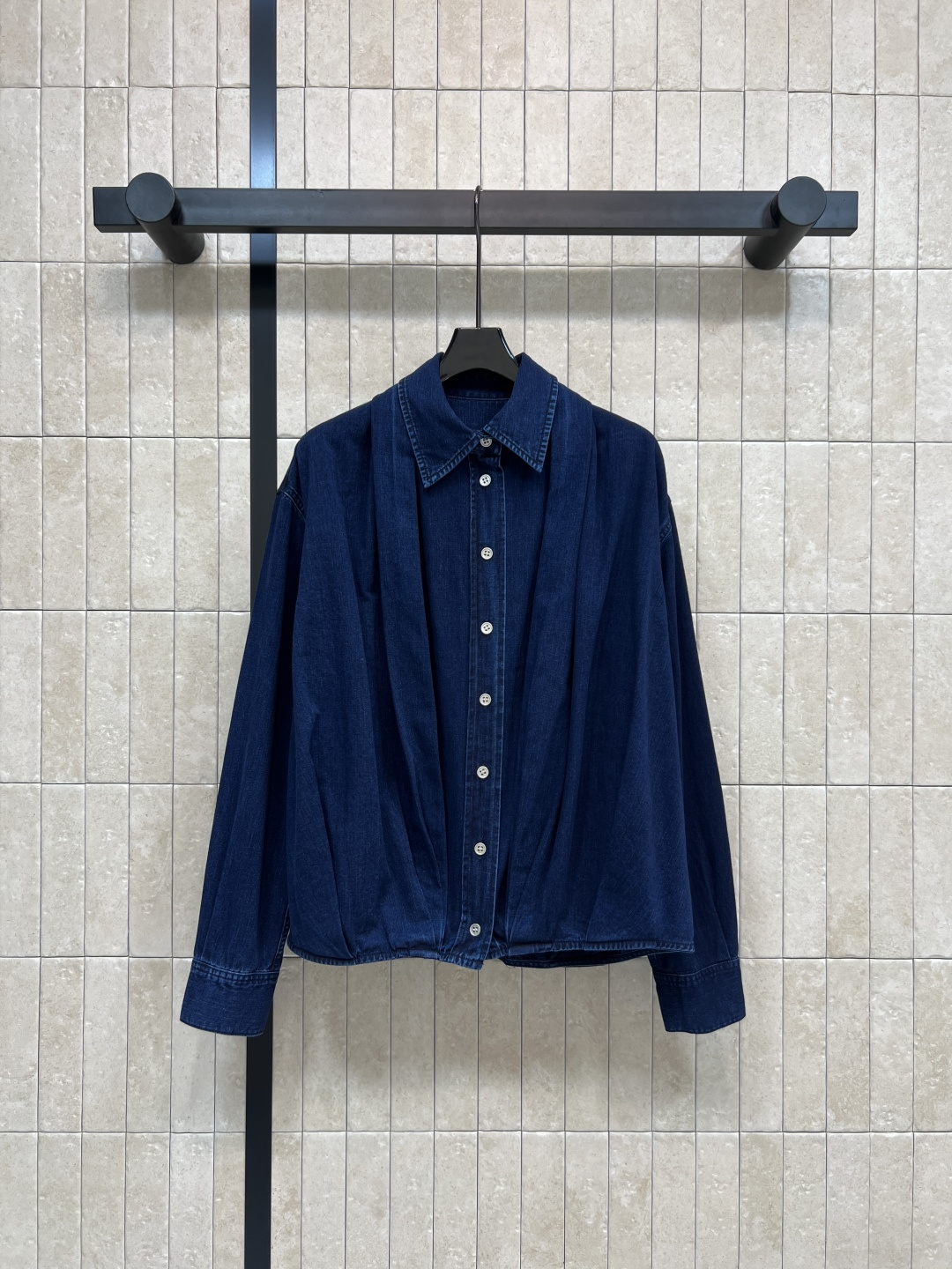 NO:549301,LW Home 25 autumn and winter new style, retro denim pleated shirt jacket, retro denim washing fabric, excellent texture, H loose fit, huge slimming and improving waistline, perfectly divided body proportions, easy to have a golden proportion figure, paired with denim scimitar pants, casual and handsome, a sweet and cool style item that fashionable ladies must buy, super white color, full of age-reducing girlish feeling, Size/S-M-L-XL,, jackets & coats,shirts, gold, alexander wang19860909LW家 25秋冬新款 复古牛仔褶皱衬衫外套 复古牛仔洗水面料 质感超赞 H宽松版型上身巨显瘦提高腰线 完美分割身材比例 轻松拥有黄金比例身材 搭配牛仔弯刀裤休闲又帅气 时髦小姐姐必入的甜酷风气质单品 颜色超显白上身满满的减龄少女感Size/S-M-L-XL,,jackets & coats,shirts,gold,alexander wang,Women's clothing