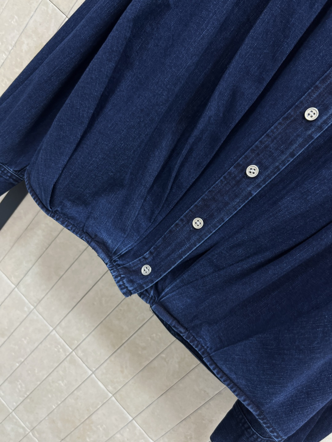 LW家 25秋冬新款 复古牛仔褶皱衬衫外套 复古牛仔洗水面料 质感超赞 H宽松版型上身巨显瘦提高腰线 完