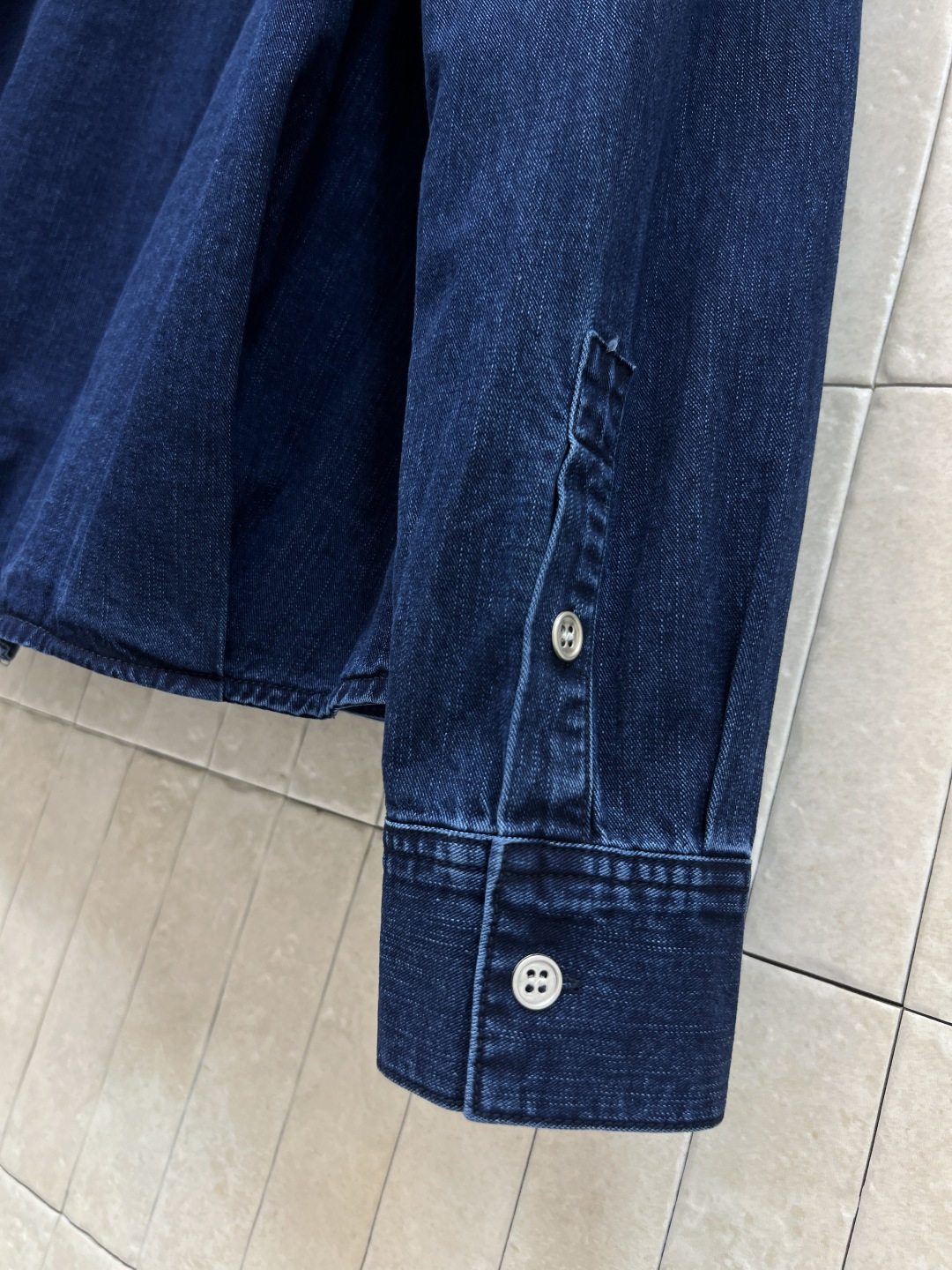 LW家 25秋冬新款 复古牛仔褶皱衬衫外套 复古牛仔洗水面料 质感超赞 H宽松版型上身巨显瘦提高腰线 完