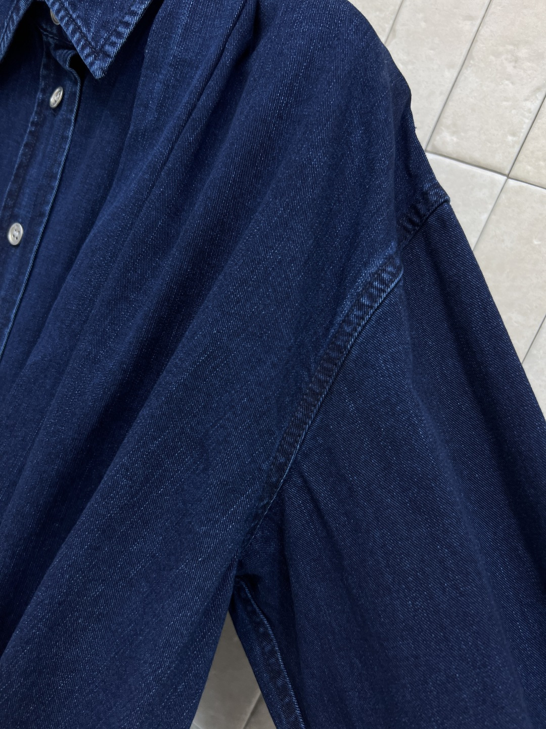 LW家 25秋冬新款 复古牛仔褶皱衬衫外套 复古牛仔洗水面料 质感超赞 H宽松版型上身巨显瘦提高腰线 完