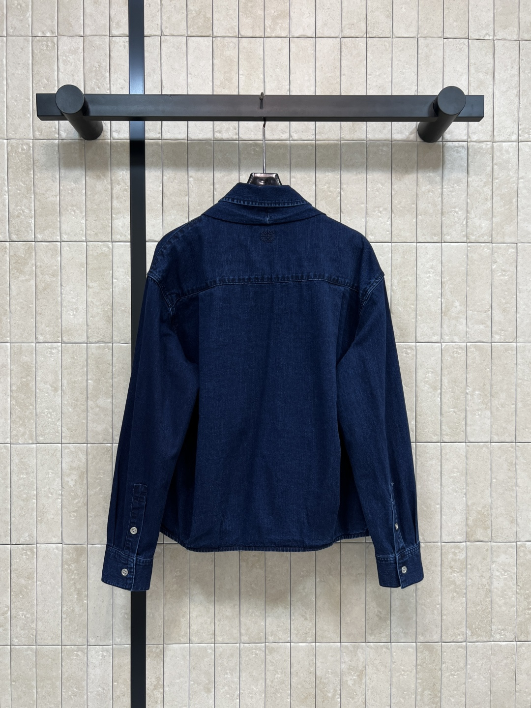 LW家 25秋冬新款 复古牛仔褶皱衬衫外套 复古牛仔洗水面料 质感超赞 H宽松版型上身巨显瘦提高腰线 完