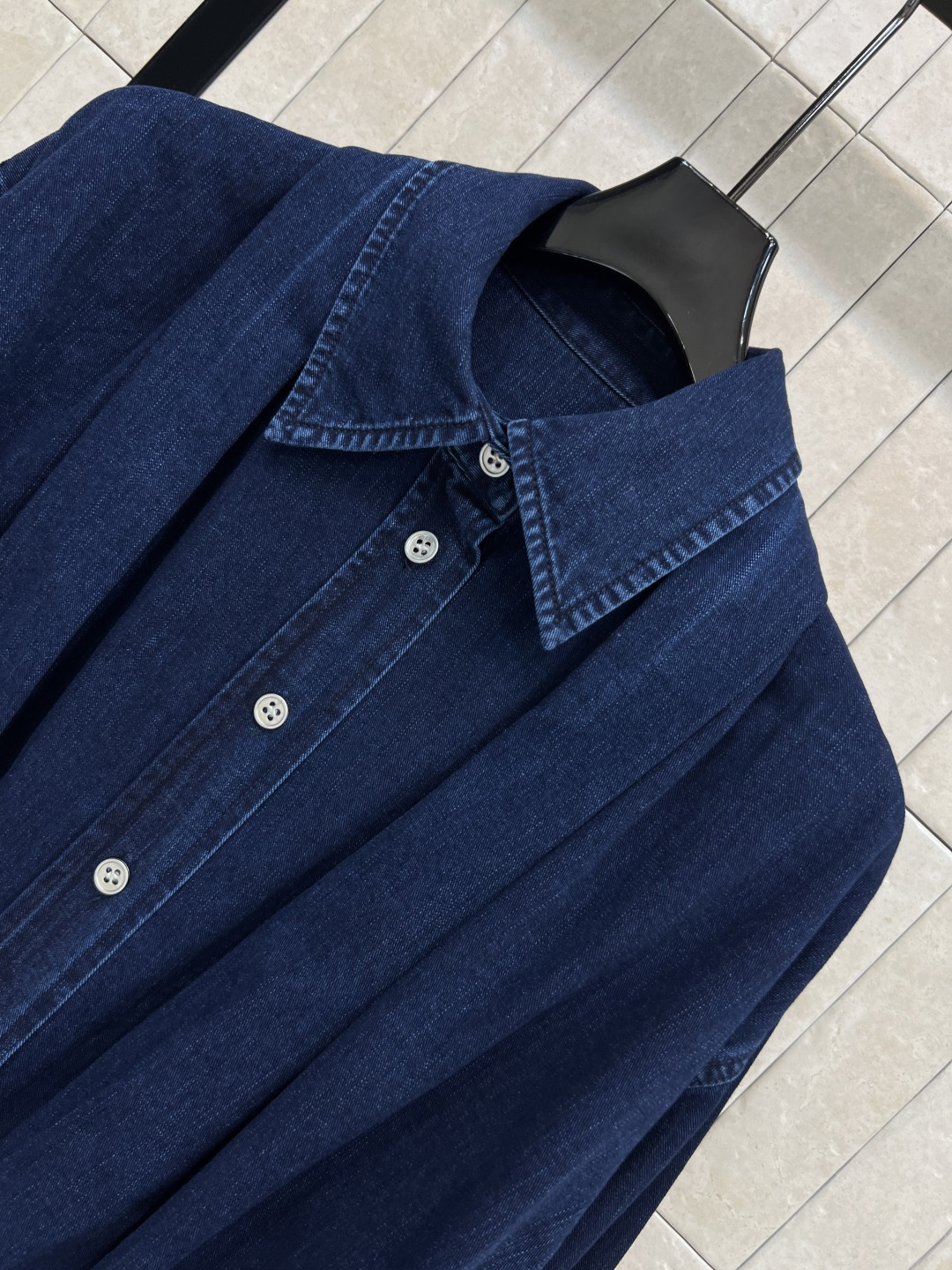 LW家 25秋冬新款 复古牛仔褶皱衬衫外套 复古牛仔洗水面料 质感超赞 H宽松版型上身巨显瘦提高腰线 完