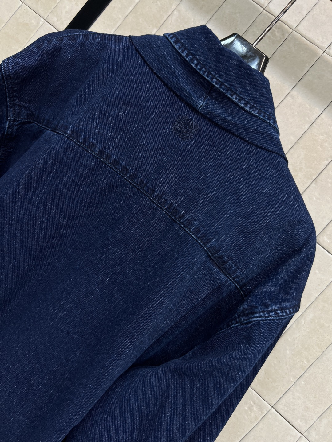 LW家 25秋冬新款 复古牛仔褶皱衬衫外套 复古牛仔洗水面料 质感超赞 H宽松版型上身巨显瘦提高腰线 完