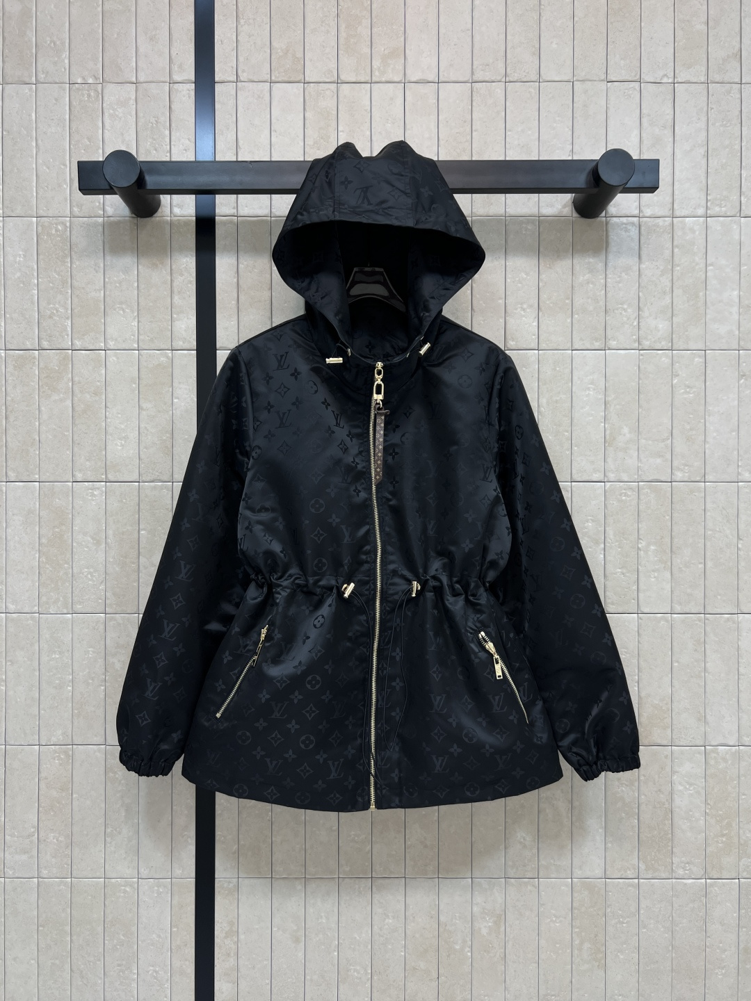 NO:549306,L's 25 autumn and winter new style, dark pattern presbyterian hooded waist-hugging jacket, classic hooded design is versatile and not picky, elastic drawstring waist-hugging embellishment, perfectly divided body proportions, slim and high, capable and stylish, presbyterian leather rope zipper embellishment is super eye-catching, full-print classic brand coin alphabet pattern, cool, cool, age-reducing and fashionable, super temperament, daily casual recommendation, one color three-code Size/S-M-L,, louis vuitton, jackets & coats,hats,alexander wang19860909L家 25秋冬新款 暗纹老花连帽收腰外套 经典的连帽设计百搭不挑人 松紧抽绳收腰点缀 完美分割身材比例 显瘦显高 干练有型 老花皮绳拉链点缀超级吸睛 满印的经典品牌钱币字母图案 简直绝了酷帅减龄又时髦 超级显气质 日常休闲推荐 一色三码Size/S-M-L,,louis vuitton,jackets & coats,hats,alexander wang,Women's clothing