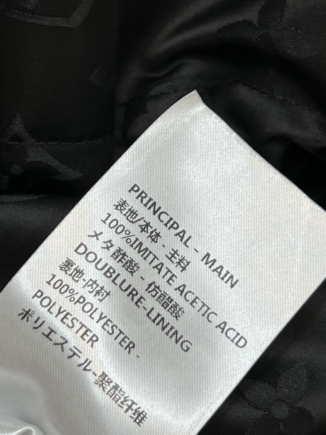 L家 25秋冬新款 暗纹老花连帽收腰外套 经典的连帽设计百搭不挑人 松紧抽绳收腰点缀 完美分割身材比例 