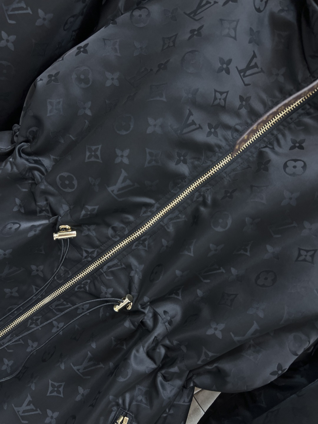 L家 25秋冬新款 暗纹老花连帽收腰外套 经典的连帽设计百搭不挑人 松紧抽绳收腰点缀 完美分割身材比例 