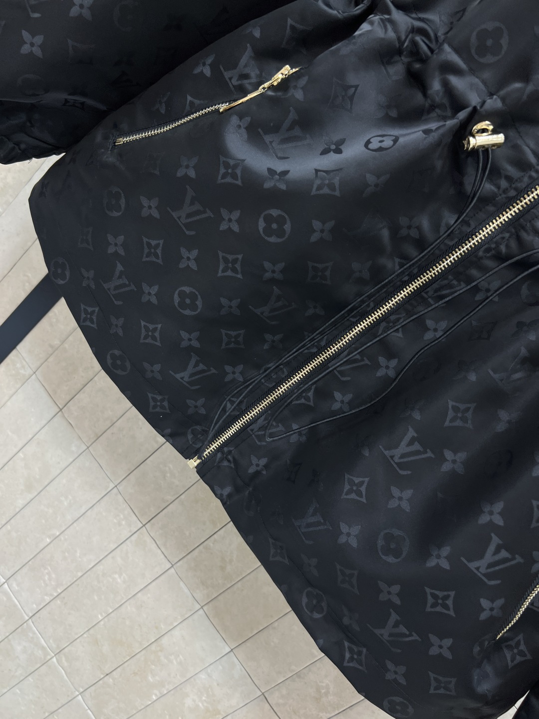 L家 25秋冬新款 暗纹老花连帽收腰外套 经典的连帽设计百搭不挑人 松紧抽绳收腰点缀 完美分割身材比例 