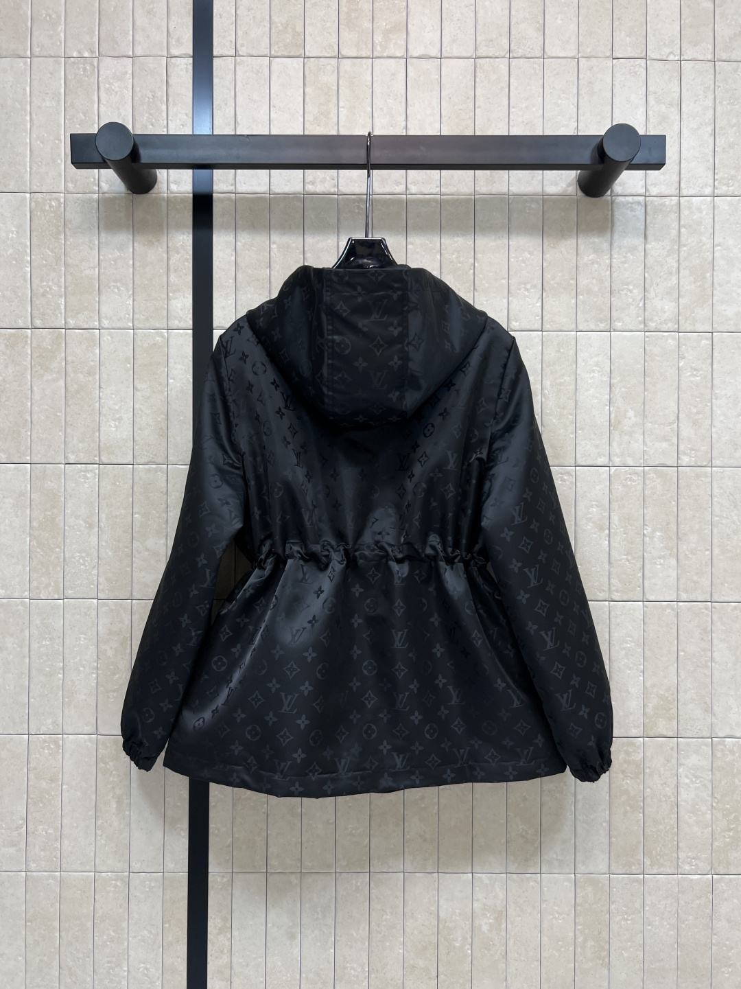 L家 25秋冬新款 暗纹老花连帽收腰外套 经典的连帽设计百搭不挑人 松紧抽绳收腰点缀 完美分割身材比例 