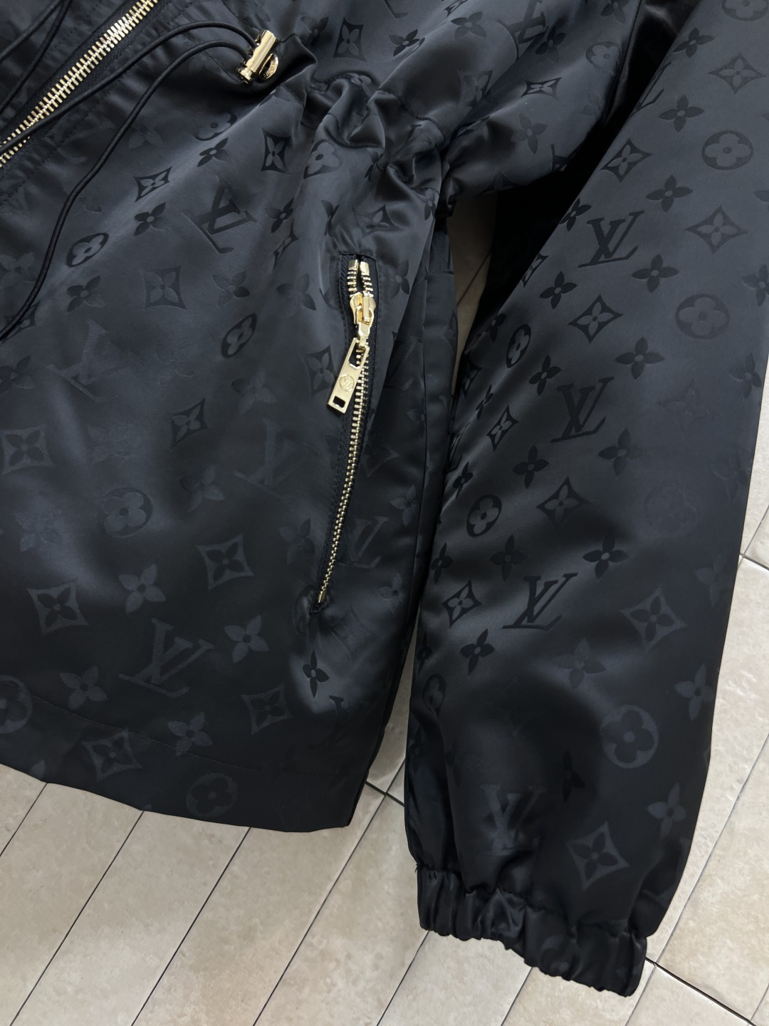 L家 25秋冬新款 暗纹老花连帽收腰外套 经典的连帽设计百搭不挑人 松紧抽绳收腰点缀 完美分割身材比例 