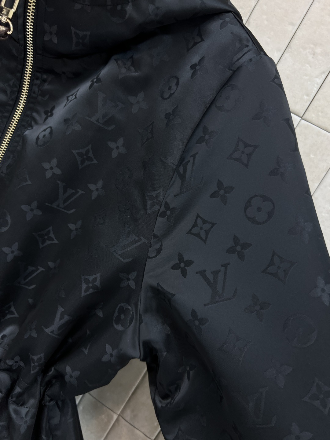 L家 25秋冬新款 暗纹老花连帽收腰外套 经典的连帽设计百搭不挑人 松紧抽绳收腰点缀 完美分割身材比例 