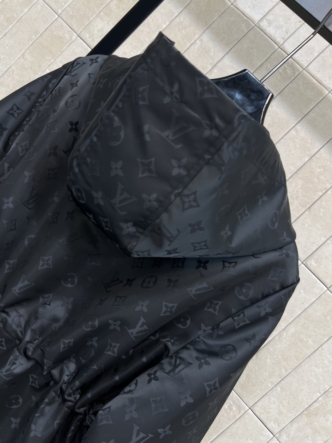 L家 25秋冬新款 暗纹老花连帽收腰外套 经典的连帽设计百搭不挑人 松紧抽绳收腰点缀 完美分割身材比例 