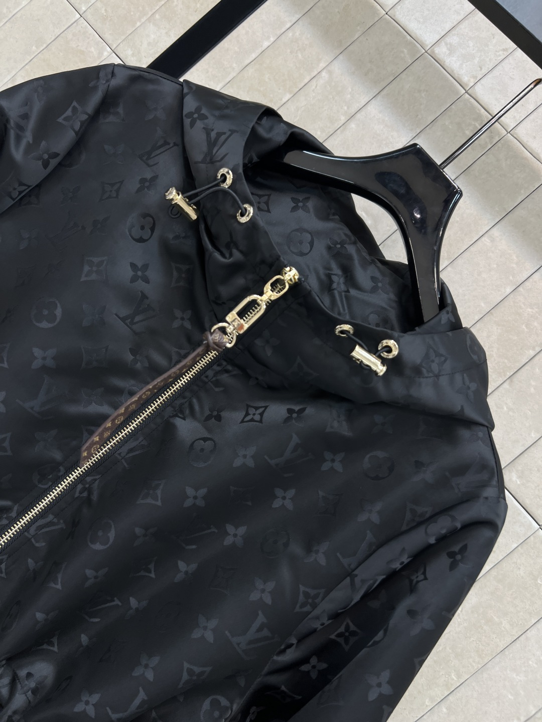 L家 25秋冬新款 暗纹老花连帽收腰外套 经典的连帽设计百搭不挑人 松紧抽绳收腰点缀 完美分割身材比例 