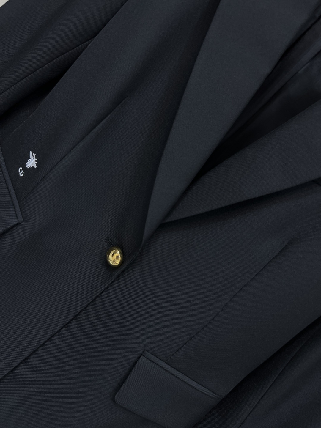 D家 25秋冬新款 翻驳领西装外套 整个廓形剪裁恰到好处 可穿成时髦优雅也可以打造飒美帅气范 经典黑色西