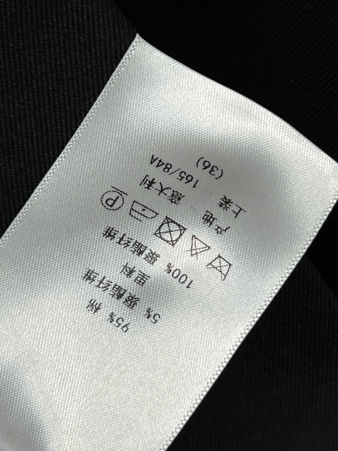 D家 25秋冬新款 翻驳领西装外套 整个廓形剪裁恰到好处 可穿成时髦优雅也可以打造飒美帅气范 经典黑色西