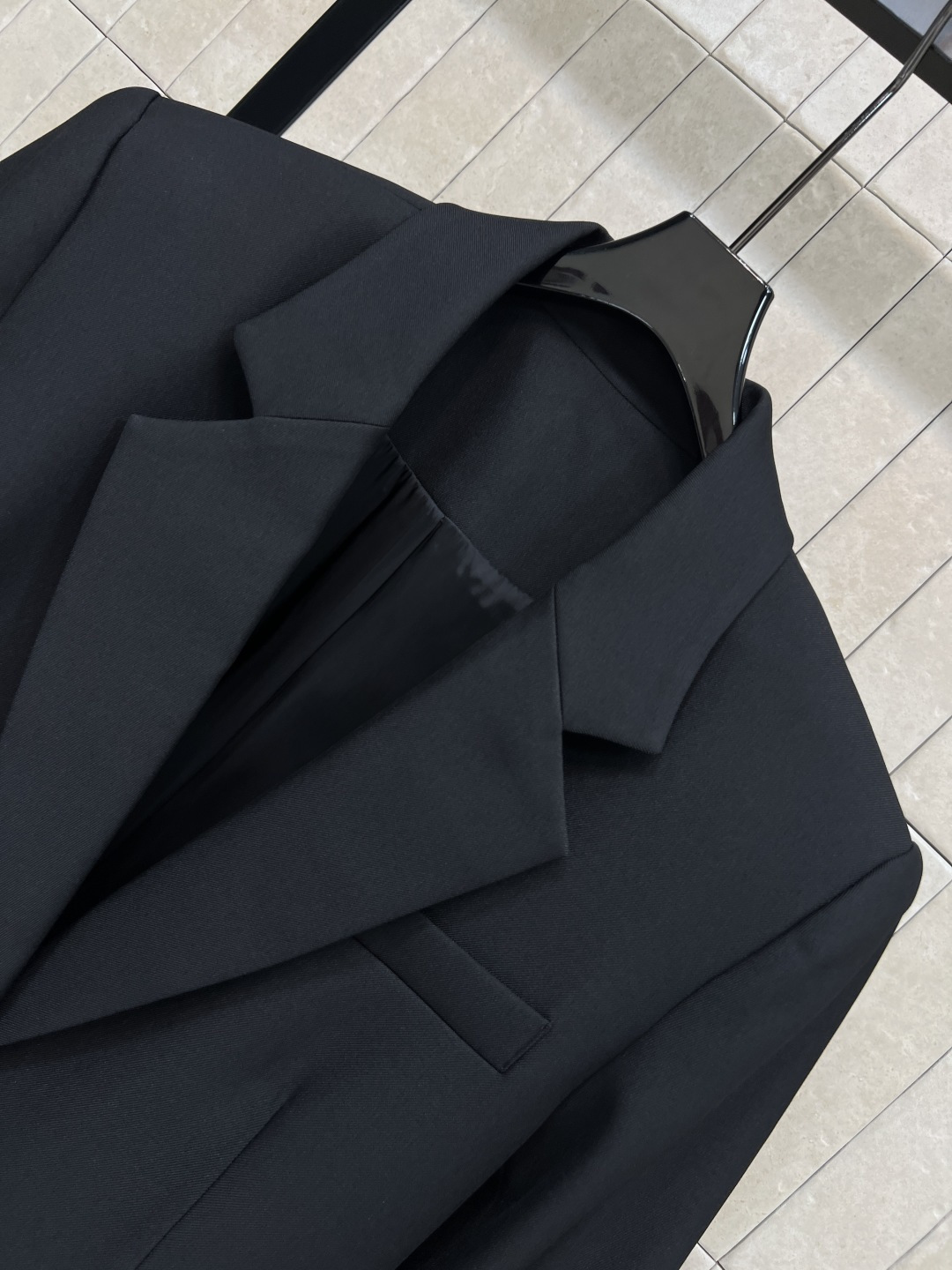 D家 25秋冬新款 翻驳领西装外套 整个廓形剪裁恰到好处 可穿成时髦优雅也可以打造飒美帅气范 经典黑色西