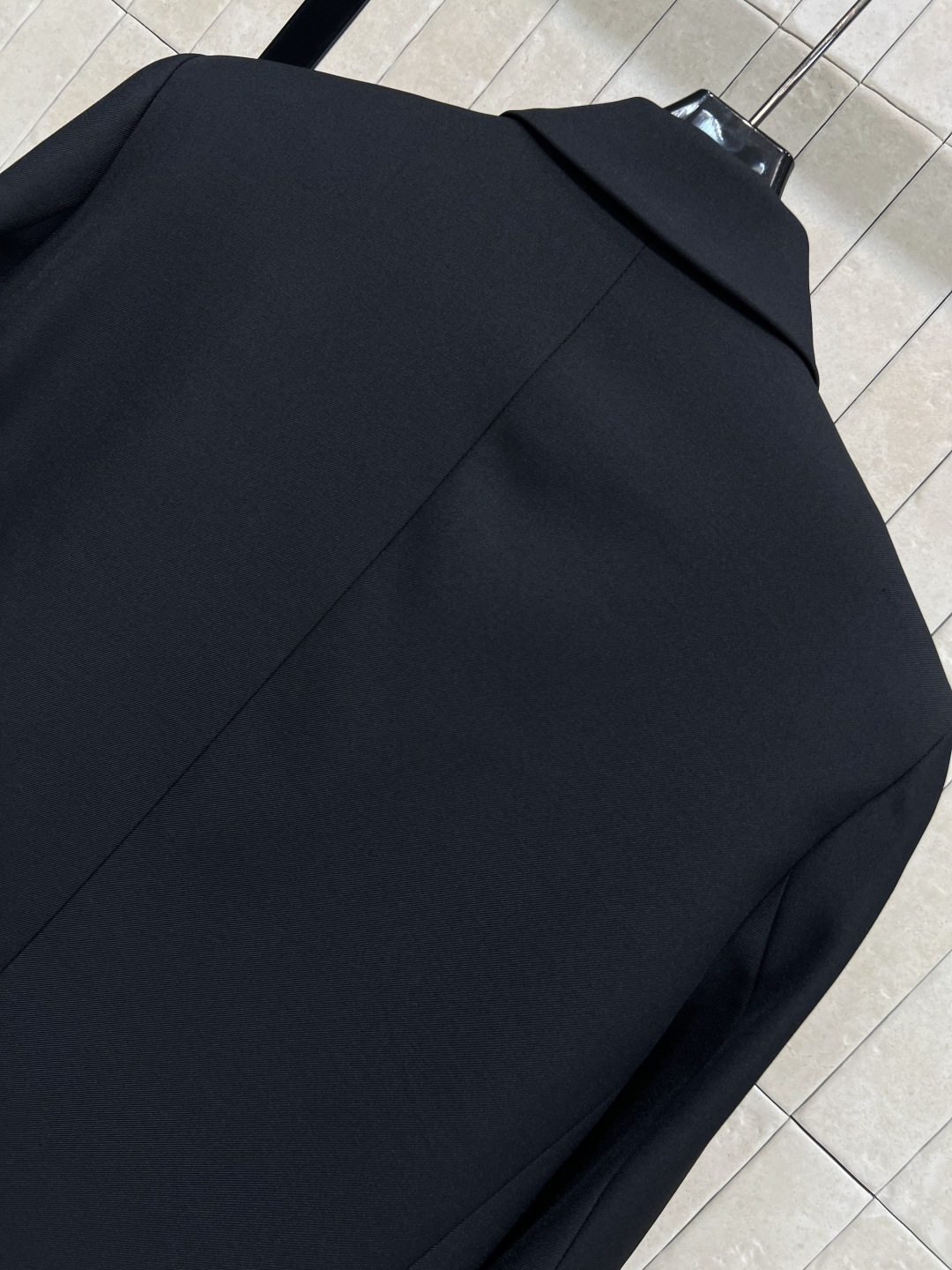 D家 25秋冬新款 翻驳领西装外套 整个廓形剪裁恰到好处 可穿成时髦优雅也可以打造飒美帅气范 经典黑色西