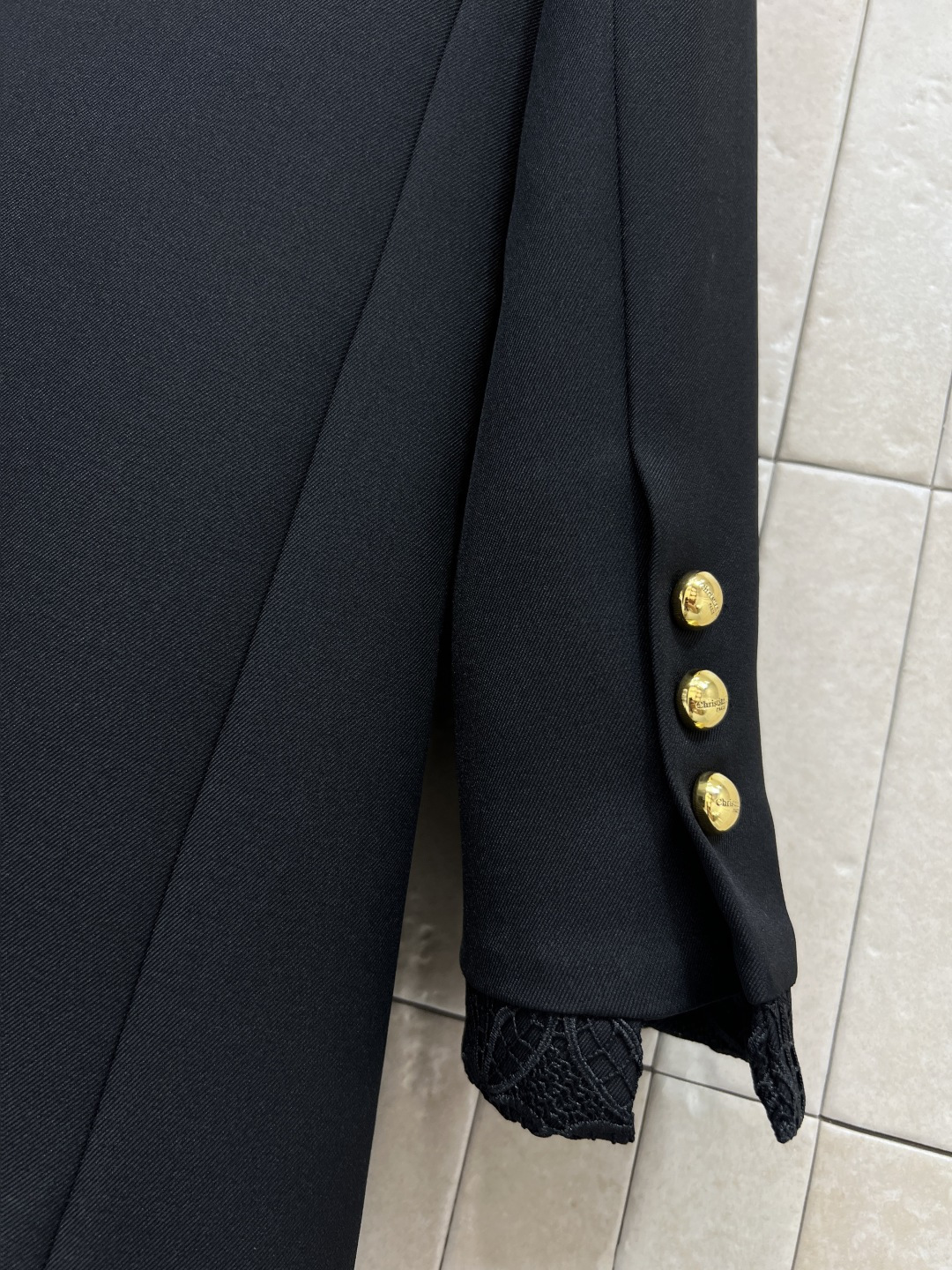 D家 25秋冬新款 翻驳领西装外套 整个廓形剪裁恰到好处 可穿成时髦优雅也可以打造飒美帅气范 经典黑色西