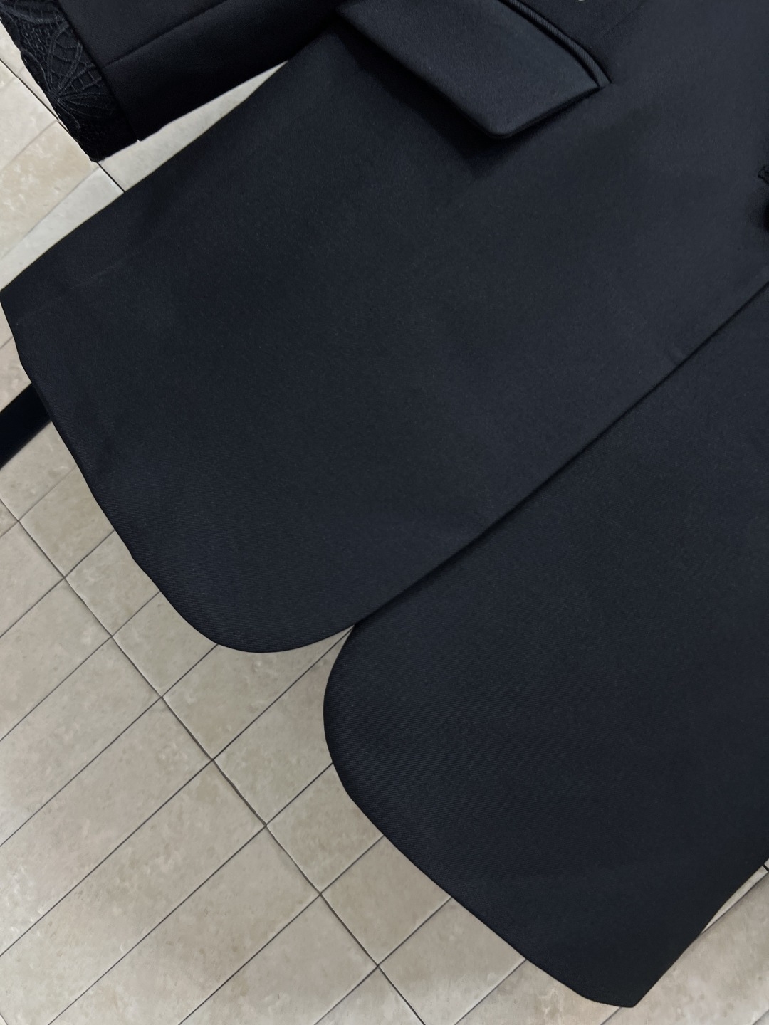 D家 25秋冬新款 翻驳领西装外套 整个廓形剪裁恰到好处 可穿成时髦优雅也可以打造飒美帅气范 经典黑色西