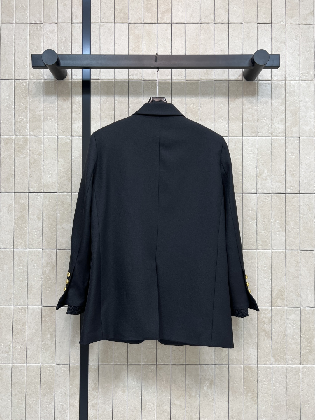 D家 25秋冬新款 翻驳领西装外套 整个廓形剪裁恰到好处 可穿成时髦优雅也可以打造飒美帅气范 经典黑色西