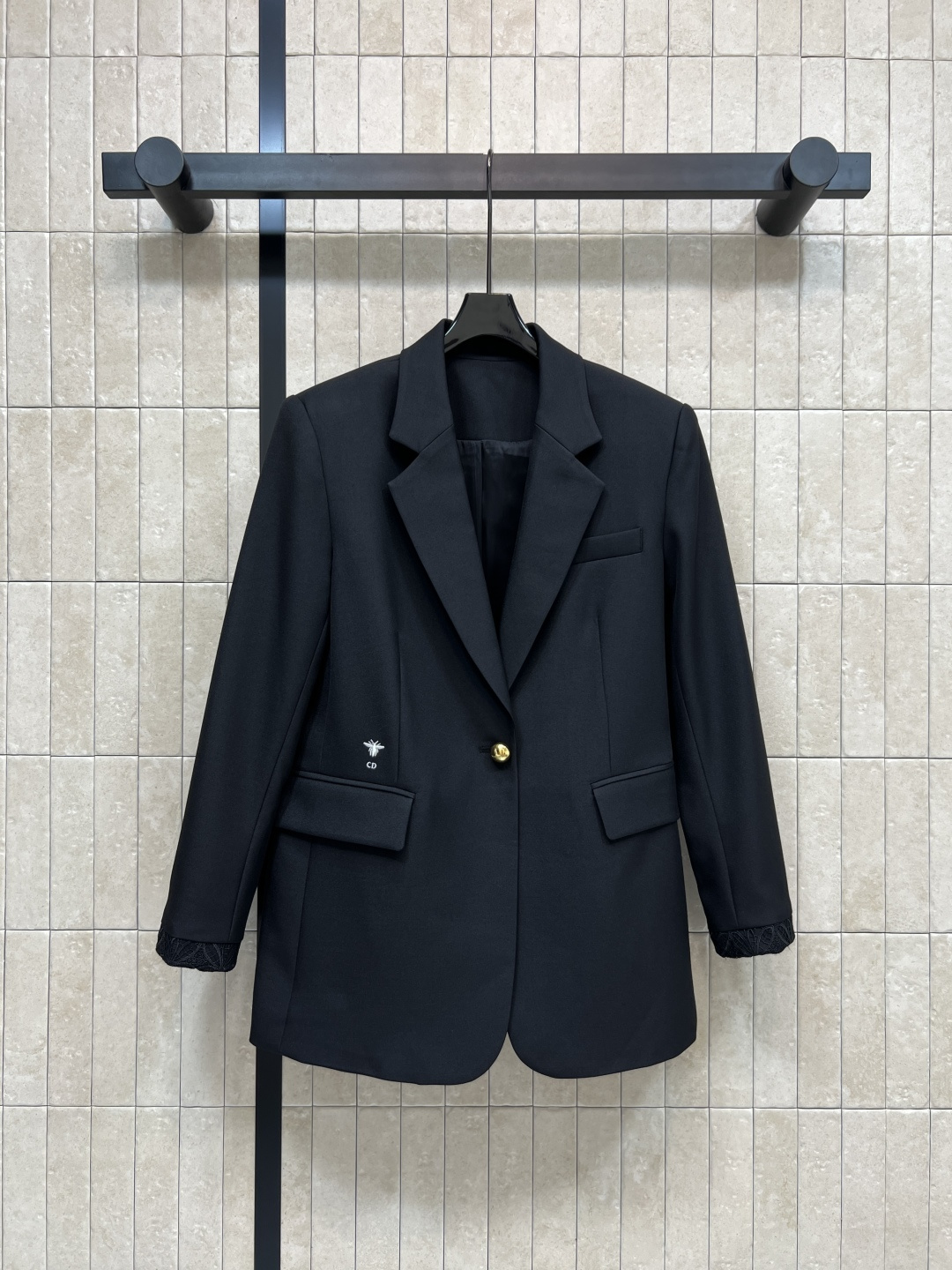 NO:549316,D Home 25 autumn and winter new style, folded collar suit jacket, the entire silhouette is just right, can be worn to be fashionable and elegant, can also create a handsome and handsome style, classic black suit, customized metal letter buckle decoration, just right eye-catching, detail online, recommended to keep it yourself, one color three-code Size/S-M-L,,dior, jackets & coats,business suit,alexander wang19860909D家 25秋冬新款 翻驳领西装外套 整个廓形剪裁恰到好处 可穿成时髦优雅也可以打造飒美帅气范 经典黑色西装 定制金属字母扣饰装饰点缀 恰到好处的吸睛感 细节感在线 推荐自留 一色三码 Size/S-M-L,,dior,jackets & coats,business suit,alexander wang,Women's clothing