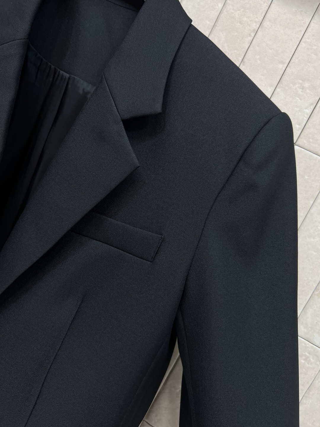 D家 25秋冬新款 翻驳领西装外套 整个廓形剪裁恰到好处 可穿成时髦优雅也可以打造飒美帅气范 经典黑色西