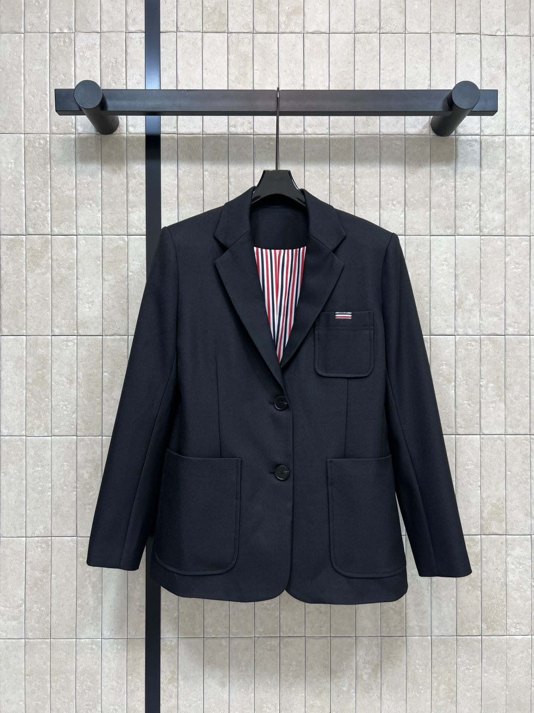 NO:549325,TB Home 25 autumn and winter new style Lapel suit jacket YB customized classic color strip element lining Lapel three-dimensional slim fit style with age-reducing college-style girlish temperament Imported suit fabrics Excellent details and workmanship One color three-code Size/S-M-L,, jackets & coats, business suit, alexander wang19860909TB家 25秋冬新款 翻领西装外套 YB定制的经典彩条元素里衬 翻领立体修身剪裁版型 自带减龄的学院风少女气质 进口西装面料 细节做工都很赞 一色三码Size/S-M-L,,jackets & coats,business suit,alexander wang,Women's clothing