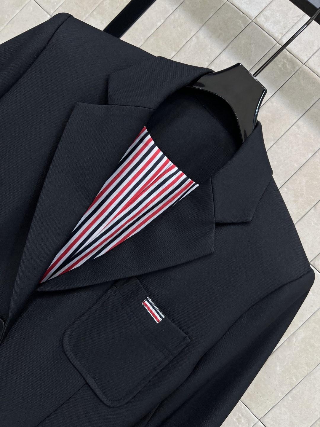 TB家 25秋冬新款 翻领西装外套 YB定制的经典彩条元素里衬 翻领立体修身剪裁版型 自带减龄的学院风少