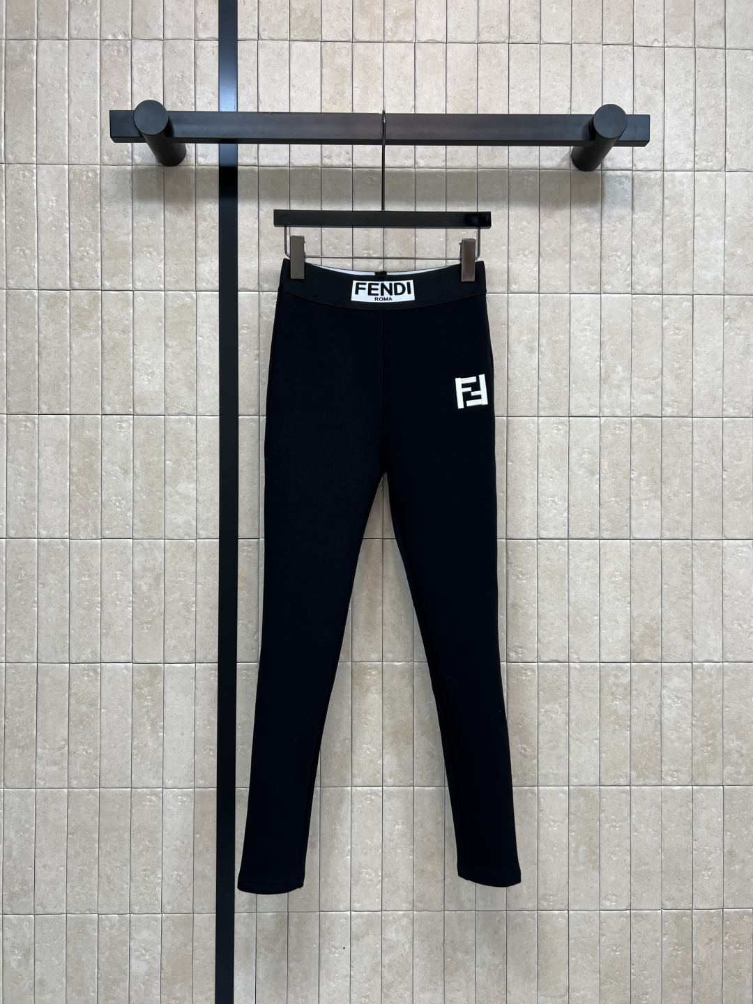 NO:549335,FD Home 25 autumn and winter new styles, essential leggings for everyone, letter webbing waist design, elastic tights, versatile upper body, various clothes, FF letter embroidery pattern, simple and elegant, high waist small foot mouth, upper body more leg proportion, one color three-code Size/S-M-L,,dior,alexander wang19860909FD家 25秋冬新款 人手必备打底裤 字母织带腰节设计 带弹力的紧身裤型 上身百搭各种衣服 FF字母刺绣图案 简约大气 高腰小脚口 上身更显腿部比例 一色三码 Size/S-M-L,,dior,alexander wang,Women's clothing