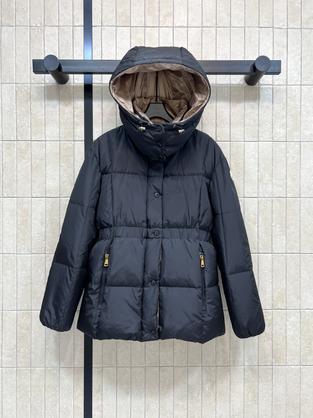 M家 25秋冬新款 连帽收腰羽绒服 连帽可拆卸立领+松紧收腰的设计 上身立显身材 冬季必备的保暖神器 百
