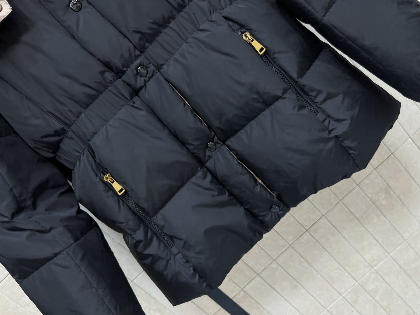 M家 25秋冬新款 连帽收腰羽绒服 连帽可拆卸立领+松紧收腰的设计 上身立显身材 冬季必备的保暖神器 百