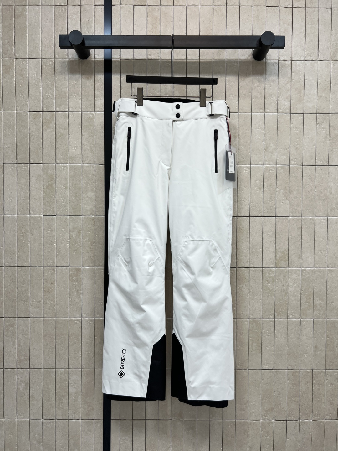 M家 25秋冬新款 户外登山滑雪裤 滑雪裤采用防水尼龙面料制成 具有原创的褶皱效果 以别致的方式重新演绎