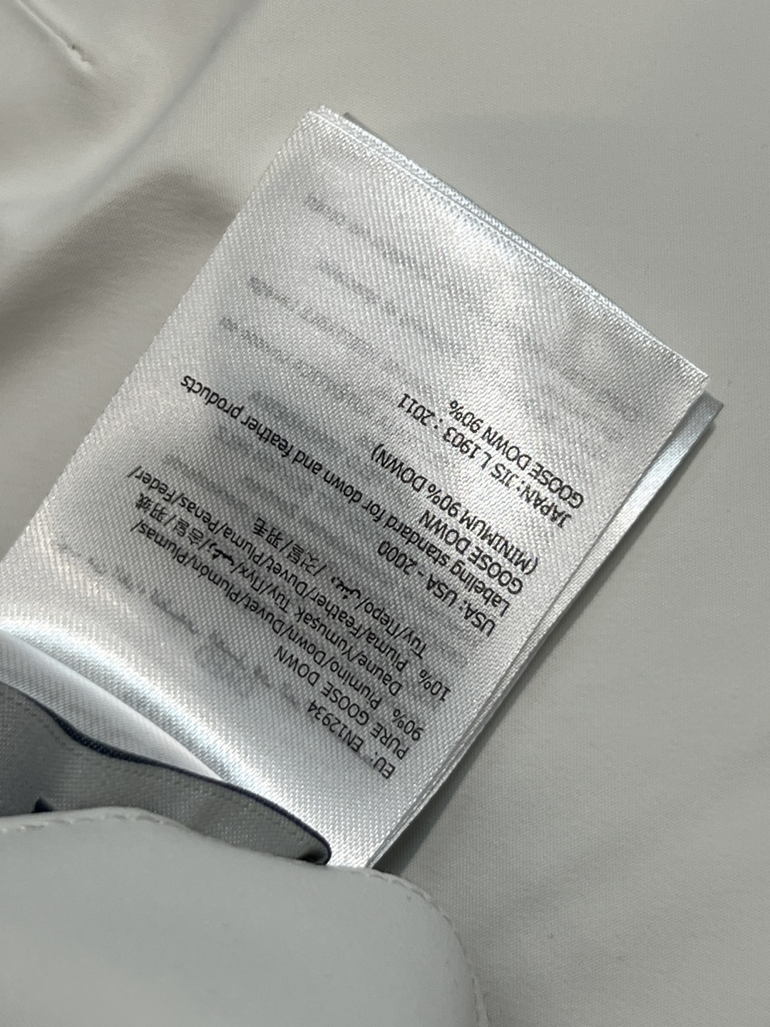 M家 25秋冬新款 户外登山滑雪裤 滑雪裤采用防水尼龙面料制成 具有原创的褶皱效果 以别致的方式重新演绎