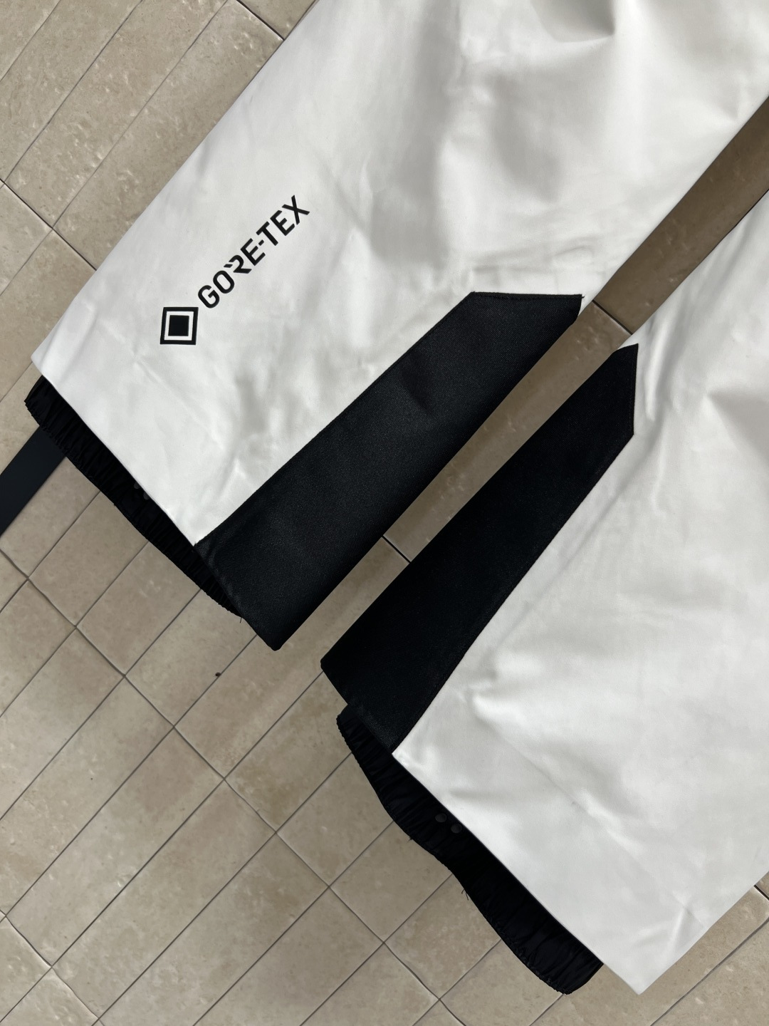 M家 25秋冬新款 户外登山滑雪裤 滑雪裤采用防水尼龙面料制成 具有原创的褶皱效果 以别致的方式重新演绎