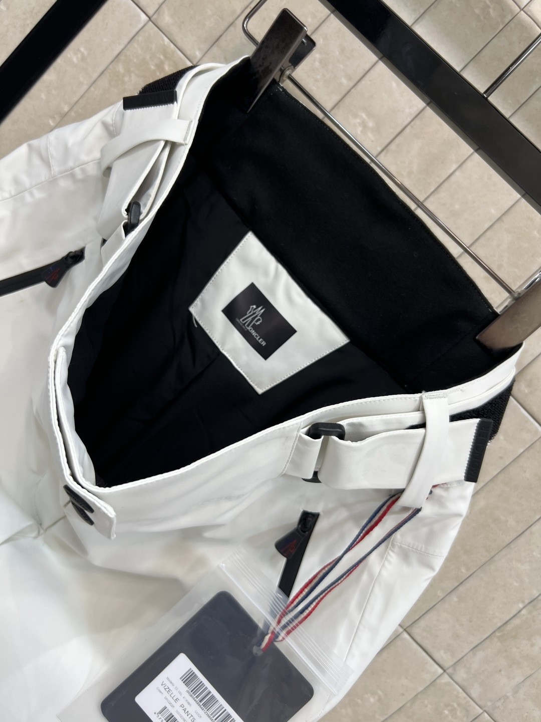 M家 25秋冬新款 户外登山滑雪裤 滑雪裤采用防水尼龙面料制成 具有原创的褶皱效果 以别致的方式重新演绎