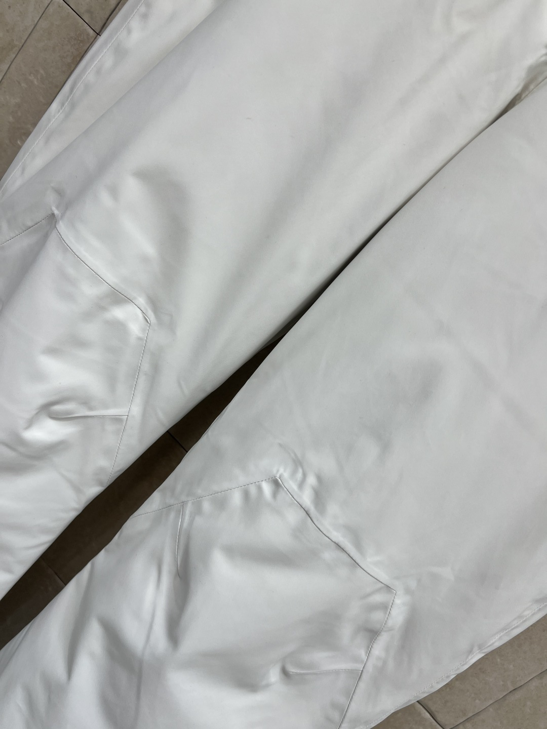 M家 25秋冬新款 户外登山滑雪裤 滑雪裤采用防水尼龙面料制成 具有原创的褶皱效果 以别致的方式重新演绎