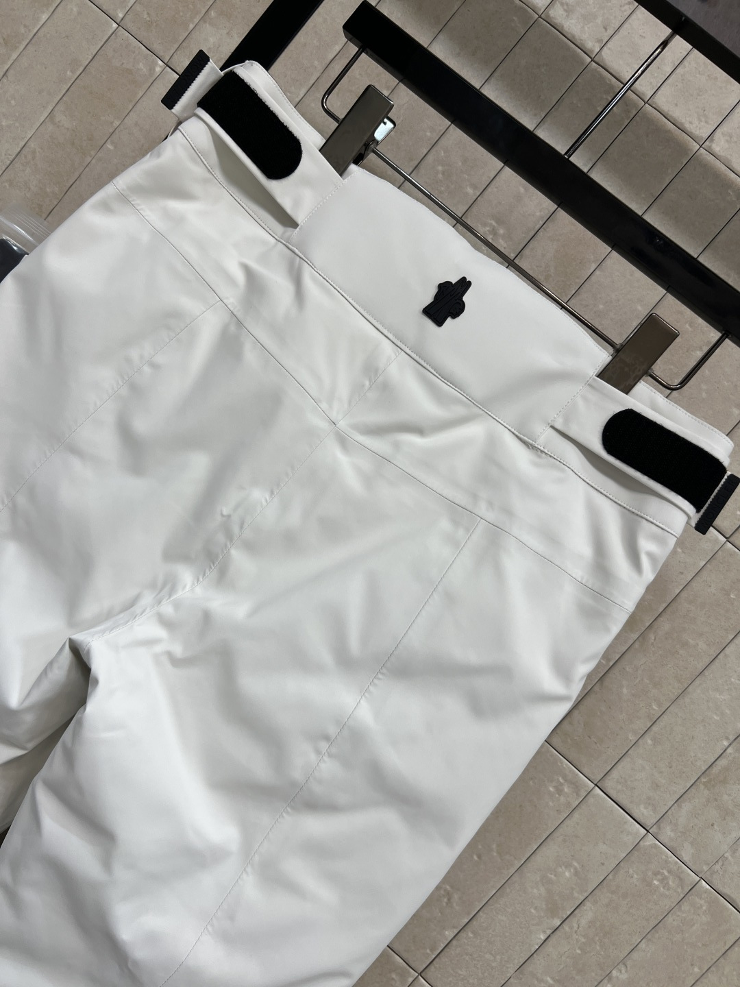 M家 25秋冬新款 户外登山滑雪裤 滑雪裤采用防水尼龙面料制成 具有原创的褶皱效果 以别致的方式重新演绎