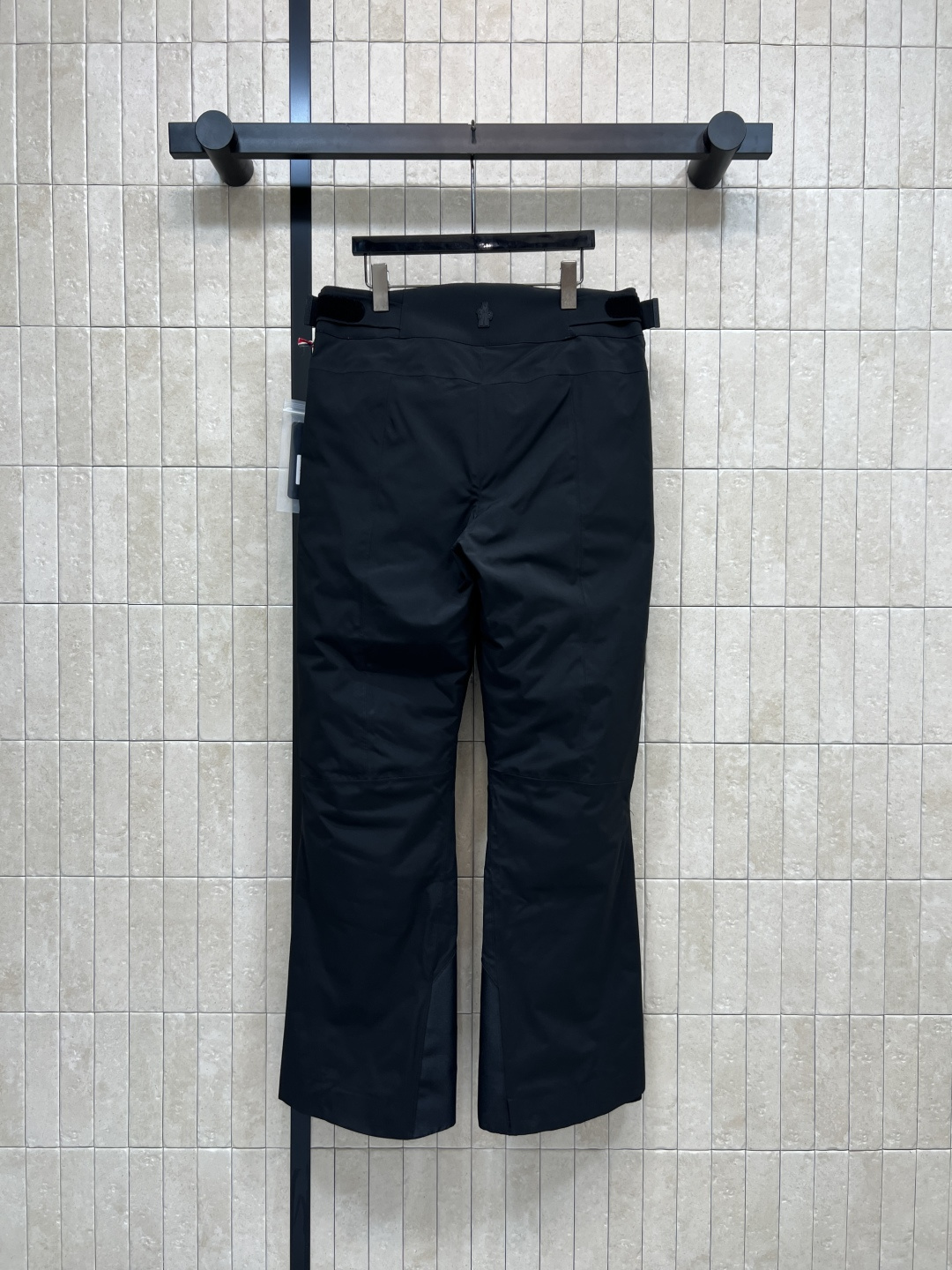 M家 25秋冬新款 户外登山滑雪裤 滑雪裤采用防水尼龙面料制成 具有原创的褶皱效果 以别致的方式重新演绎