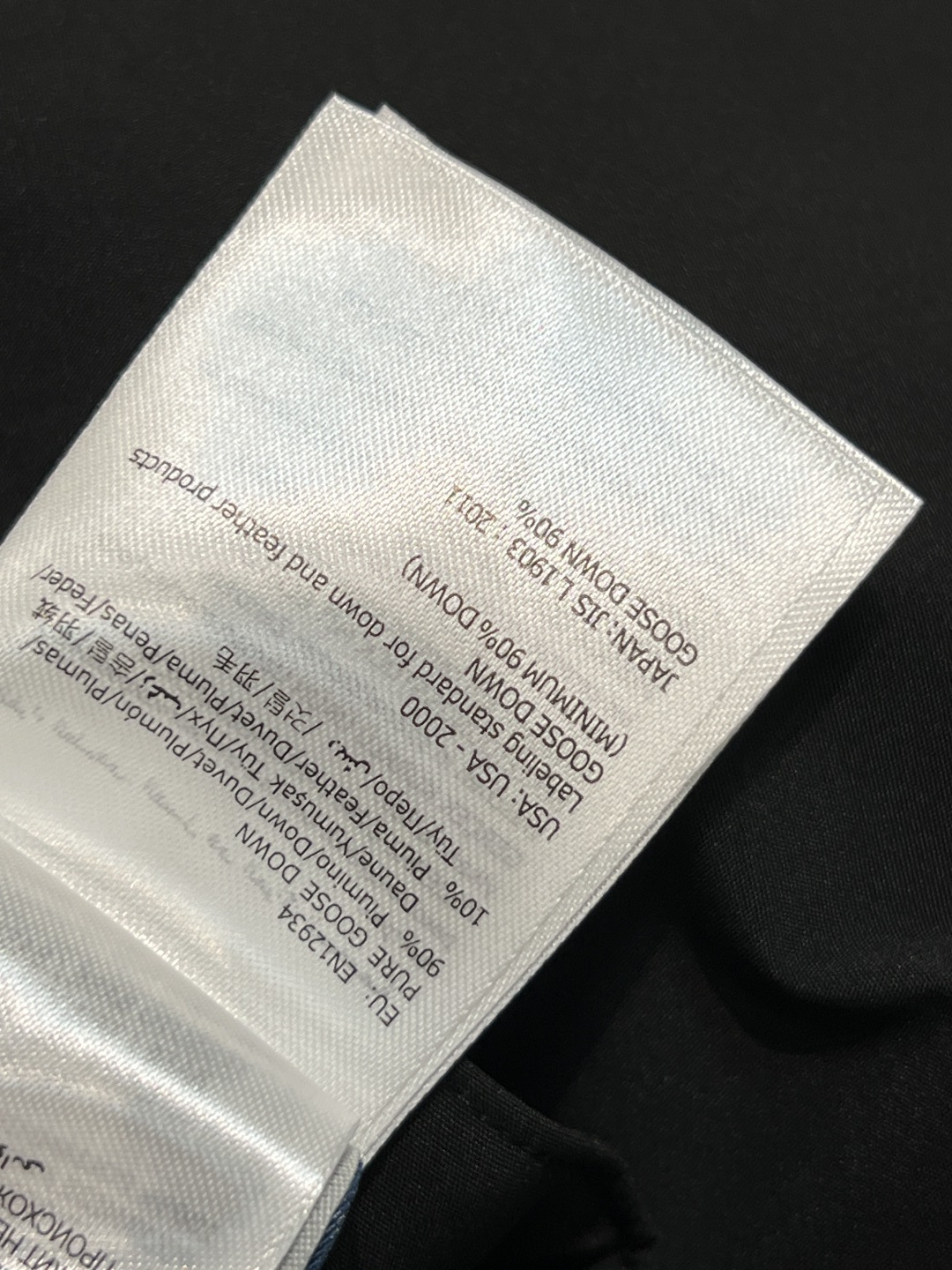 M家 25秋冬新款 户外登山滑雪裤 滑雪裤采用防水尼龙面料制成 具有原创的褶皱效果 以别致的方式重新演绎