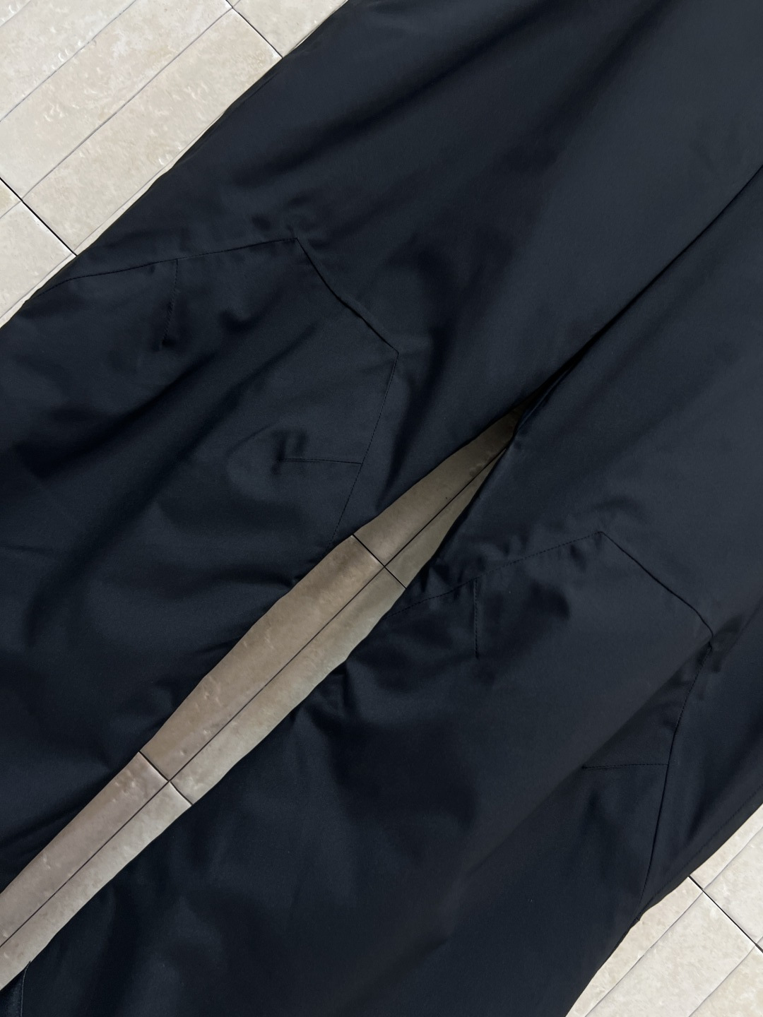 M家 25秋冬新款 户外登山滑雪裤 滑雪裤采用防水尼龙面料制成 具有原创的褶皱效果 以别致的方式重新演绎